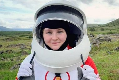 Agniezka Elwertowska w stroju astronauty 
