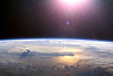 Słońce ponad Ziemią widziane z Międzynarodowej Stacji Kosmicznej.  Źródło: NASA, CC BY-NC