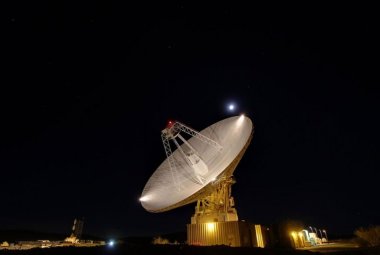 Kultowa 70-metrowa antena “Deep Space Station 14” w Goldstone w Kalifornii. Źródło: NASA / JPL-Caltech