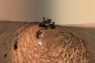 Łazik Curiosity na Marsie, w obszarze Marias Pass u podnóża Góry Sharpa. Źródło: NASA