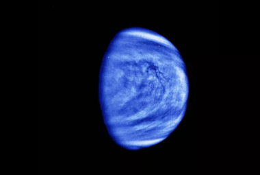 Wenus sfotografowana przez sondę Galileo 14 lutego 1990 roku. Ten obraz został sztucznie uwydatniony niebieskim odcieniem, aby lepiej ukazać szczegóły chmur. Źródło: NASA/JPL