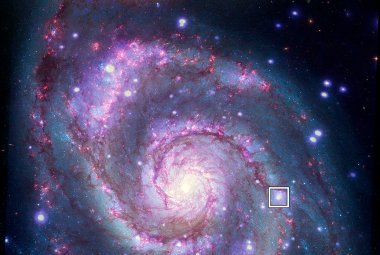 Złożony obraz M51 w promieniach X i świetle widzialnym.