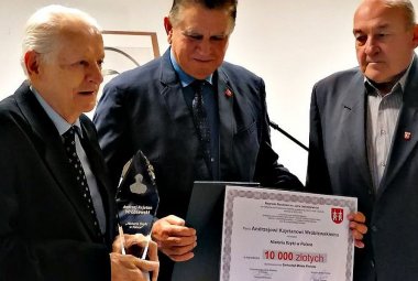 Laureatem konkursu prof. Andrzej Kajetan Wróblewski odbiera nagrodę