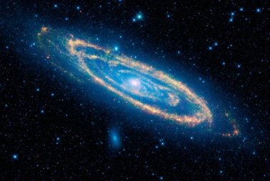 Galaktyka Andromedy widziana przez sondę WISE.