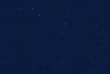 W Wielkim Wozie (część konstelacji Ursa Major), tuż przy załamaniu rączki dyszka znajduje się słynna gwiazda podwójna Mizar, a 12' na północny wschód od niej leży słabszy Alkor (na górze i po lewej na zdjęciu).