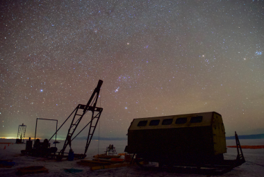 Teleskop Baikal-GVD. Źródło: baikalgvd.jinr.ru