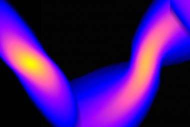 Ilustracja przedstawia (od lewej do prawej) cztery migawki z symulacji, gdy wirtualny model Słońca zbliża się do czarnej dziury o masie 1 miliona mas Słońca. Gwiazda jest rozciągana, traci część masy i następnie zaczyna odzyskiwać sferyczny kształt, gdy oddala się od czarnej dziury. W tej symulacji kolor żółty reprezentuje największe gęstości, a niebieski – najmniejsze. Źródło: NASA's Goddard Space Flight Center/Taeho Ryu (MPA)