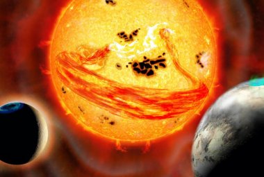 Na ilustracji: wizja artystyczna młodej gwiazdy podobnej do Słońca EK Draconis podczas koronalnego wyrzutu masy w stronę dwóch orbitujących wokół tej gwiazdy planet. Źródło: National Astronomical Observatory of Japan