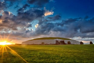Irlandzki grobowiec Newgrange jest jednym z najwcześniejszych miejsc kultu solarnego. Zbudowano go 500 lat przed wzniesieniem piramid w Gizie i około 1000 lat przed Stonehenge. Źródło: CNN/Tourism Ireland