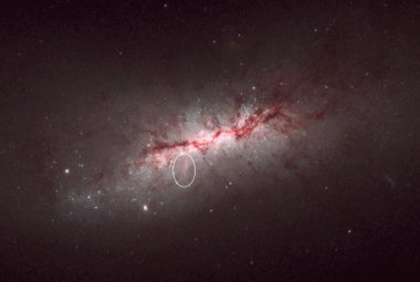 Obraz galaktyki spiralnej NGC 4424 z zaznaczoną gromadą Nikhuli.