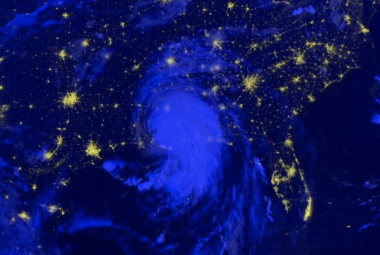 Na zdjęciu: Dzienno-nocne ujęcie huraganu Ida zarejestrowane przez instrument VIIRS znajdujący się na pokładzie satelity NASA/NOAA Suomi-NPP wczesnym rankiem 30 sierpnia 2021 roku. Obrazowanie w paśmie dzienno-nocnym jest przydatne przy identyfikacji nocnych świateł w miastach i może być wykorzystane do monitorowania spadków w natężeniu oświetlenia, mogących świadczyć o przerwach w dopływie zasilania w następstwie katastrof naturalnych. Źródło: NASA