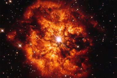 Gwiazda Wolfa-Rayeta i otaczająca ją mgławica uchwycone przez Kosmiczny Teleskop Hubble'a.