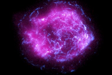 Pozostałość po supernowej Cassiopea A - zdjęcie z obserwatoriów IXPE i Chandra