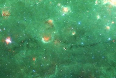 Na ilustracji: Ciemne włókno Nessie widoczne w podczerwieni dzięki kamerze IRAC (Teleskop Spitzera). Nessie, chmura zimnego gazu i pyłu, jest swoistą kością wyznaczającą strukturę ramion spiralnych Drogi Mlecznej. Astronomowie wykorzystali Stratosferyczne Obserwatorium SOFIA do zmierzenia wartości pola magnetycznego wzdłuż kości G47.06+0.26. Było to możliwe dzięki jej polaryzacji obserwowanej w podczerwieni. Źródło: NASA/JPL/SSC