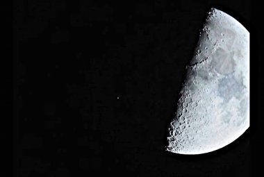 Księżyc i Aldebaran na krótko przed jego zakryciem 23 lutego 2018 r.