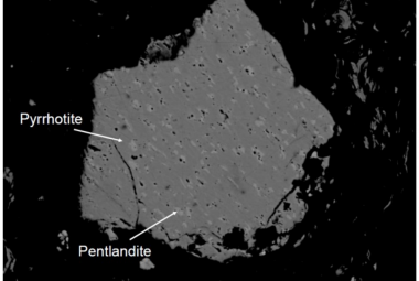 obraz ze skaningowego mikroskopu elektronowego wykorzystującego wsteczne rozpraszanie elektronów (BSE), przedstawiający minerały siarczkowe w meteorycie Jbilet Winselwan
