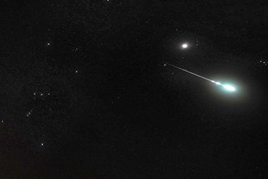Na zdjęciu: "Kula ognia" zarejestrowana podczas deszczu Geminidów w 2012 roku. Nad wybuchającym meteorem znajduje się Jowisz, po lewej stronie – Orion. Źródło: John Flannery