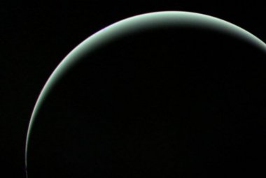 Voyager 2 wykonał to zdjęcie 25 stycznia 1986 r., gdy opuszczał już okolice Urana i zmierzał w kierunku Neptuna.  Źródło: NASA/JPL-Caltech