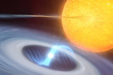 Na ilustracji: Wizualizacja mikronowej – układu dwóch gwiazd. Niebieski dysk wirujący wokół jasnego białego karła widocznego pośrodku składa się z materiału (głównie wodoru) skradzionego z towarzyszącej mu gwiazdy. Znajdujący się w centrum dysku karzeł wykorzystuje swoje silne pola magnetyczne do kierowania opadającego wodoru w stronę swoich biegunów. Gdy materiał opada na jego gorącą powierzchnię, wywołuje wybuch mikronowej, który jest zatrzymywany przez silne pole magnetyczne na jednym z biegunów białego 