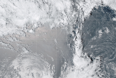Na ilustracji: Satelita GOES-17 uchwycił obraz rozległej chmury powstałej w wyniku podwodnej erupcji wulkanu Hunga Tonga-Hunga Ha'apai w styczniu 2022 r. Źródło: NASA/NOAA