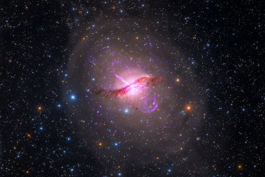 Obraz w promieniach X, podczerwonych i świetle widzialnym przedstawiający Centaurus A, piątą najjaśniejszą galaktykę na nocnym niebie.