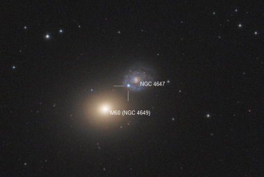 Zdjęcie z zaznaczoną prostopadłymi liniami pozycją supernowej SN2022hrs w galaktyce NGC 4647, które zostało wykonane przez Macieja Jarmoca w dniu 28 kwietnia 2022 r. (jasność supernowej V~12,5m). Łączny czas naświetlania 140 minut (35 x 240 sekund przy ISO 800, 20 cm teleskop systemu Newtona F/5 + modyfikowany Canon 2000D + montaż paralaktyczny NEQ6). Obok NGC4647 znajduje się pobliska galaktyka M60, z którą ta ostatnia oddziałuje pływowo. Źródło: Maciej Jarmoc