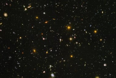 Obraz przedstawiający blisko 10 000 galaktyk najgłębszego kosmosu w świetle widzialnym, rozciągającym się na miliardy lat świetlnych.