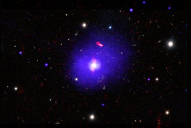 Kwazar H1821+643 z centralną supermasywną czarną dziurą.