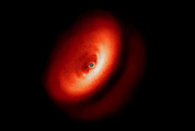Obraz z VLT pokazujący pyłowy dysk otaczający młodą gwiazdę MI Lupi.