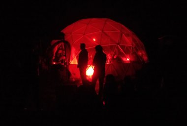 Sferyczny namiot na stanowisku obserwacyjnym