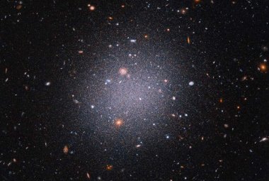  Hubble poświęcił łącznie 40 swoich 90-minutowych orbit na wykonanie głębokiego obrazu NGC 1052-DF2, pierwszej z odkrytych galaktyk pozbawionych ciemnej materii. Źródło: Pieter van Dokkum et al. / Nature 2022 Źródło: NASA / ESA / Hubble.