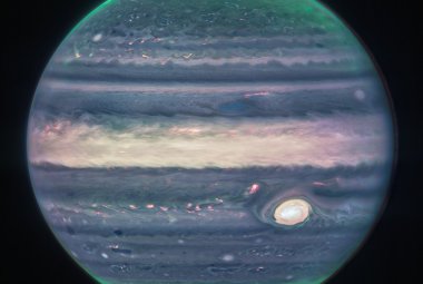 Zdjęcia Jowisza z Kosmicznego Teleskopu Jamesa Webba ukazują oszałamiające bogactwo szczegółów. Filtr wrażliwy na emisję zórz ze zjonizowanego wodoru (kanał czerwony) ujawnia owale zorzowe na tarczy planety, rozciągające się na dużych wysokościach nad jej północnym i południowym biegunem.