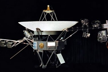 Na ilustracji: Lokalizacja płyty Golden Record na sondzie Voyager. Źródło: NASA/JPL