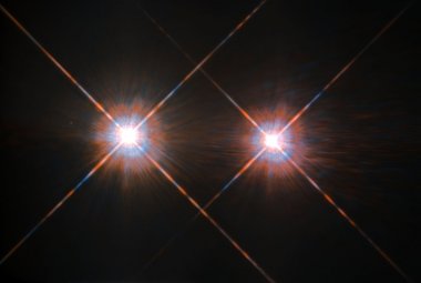Obraz Alfa Centauri A i B uzyskany przez Kosmiczny Teleskop Hubble'a.