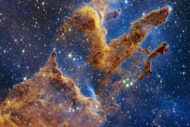 Na ilustracji fragment Mgławicy Orzeł (M16) zwany Filarami Stworzenia sfotografowany przez Kosmiczny Teleskop Jamesa Webba w bliskiej podczerwieni (0,9 - 4,7 mikrona), gdzie występują łuki i wiry wypełnione półprzeźroczystym gazem i pyłem. Jest to obszar powstawania młodych gwiazd. Widać tutaj trzy „słupy” („filary”) gazowo-pyłowe rozciągające się w prawo do góry. Lewy słup jest największy i najszerszy. Źródło: NASA, ESA, CSA, STScI; Joseph DePasquale (STScI), Anton M. Koekemoer (STScI), Alyssa Pagan (STScI