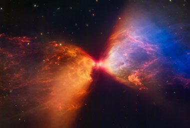 Na ilustracji widać obraz protogwiazdy w ciemnej mgławicy L1527, który uzyskał Kosmiczny Teleskop Jamesa Webba (kamera NIRCam → ~0,3 l.św. po przekątnej). Protogwiazda jest zanurzona w chmurze materii, którą akreuje i przez to staje się coraz cięższa. Wyrzuty materii z protogwiazdy wyczyściły przestrzeń po obu stronach tego ciemnego obłoku, którego granice mają barwę pomarańczową i niebieską na tym zdjęciu w bliskiej podczerwieni. Źródło: NASA, ESA, CSA,  STScI. J. DePasquale, A. Pagan, A. Koekemoer (STScI)