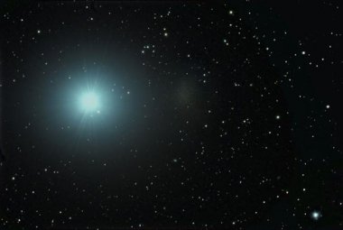 Skrajnie słaba galaktyka towarzysząca Drodze Mlecznej Lew I widoczna jako słaba plama na prawo od jasnej gwiazdy Regulus.