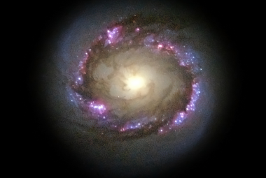 Zdjęcie spiralnej galaktyka z poprzeczką NGC 4314 odległej o ~40 milionów l.św. w gwiazdozbiorze Coma Berenices, które zostało wykonane przez Kosmiczny Teleskop Hubble’a. Jest widoczny pierścień z powstającymi gwiazdami o promieniu 9", w którym odkryto 76 otwartych gromad gwiazdowych. Te gromady nie są starsze niż 15 milionów lat i najprawdopodobniej, przynajmniej częściowo, są w rezonansie Lindblada z ramionami spiralnymi (ten sam rezonans ma również wpływ na pierścienie Saturna). Źródło: Wikipedia