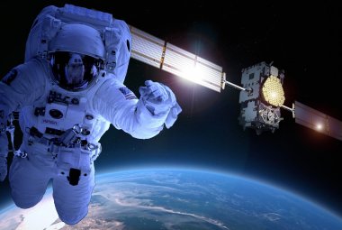 Wizja artystyczna kosmonauty unoszącego się w przestrzeni kosmicznej nad Ziemią z teleskopem kosmicznym w tle