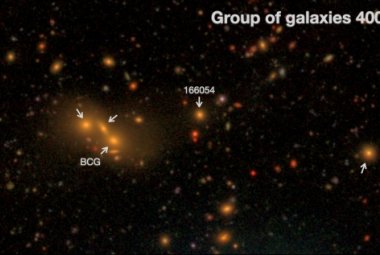 Światło „pomiędzy” galaktykami - światło wewnątrzgrupowe - jakkolwiek niewyraźne, jest wypromieniowywane przez gwiazdy oderwane od galaktyki macierzystej.