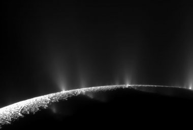 Pióropusze Enceladusa wydobywające się ze słynnych tygrysich pasów w pobliżu południowego bieguna księżyca. Badania wykonane przez sondę Cassini ostatecznie ujawniły tam istnienie ponad 100 gejzerów. Źródło: NASA