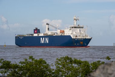 Na zdjęciu: Statek transportowy z MTG-I1 przybywa do Kourou. Źródło: ESA