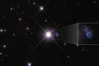 HST uchwycił maleńką galaktykę HIPASS J1131-31, zwaną Galaktyką Peekaboo, pomimo jej bliskości do jasnej gwiazdy pierwszego planu.