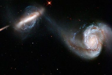 Dwie oddziałujące galaktyki widziane przez Kosmiczny Teleskop Hubble'a.