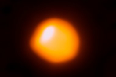 Teleskop ALMA uchwycił ten obraz Betelgezy na falach submilimetrowych. Ukazuje on coś, czego prawie nigdy tu nie widzimy: fragment gorącego gazu lekko odstający od rozbudowanej atmosfery tego czerwonego olbrzyma (około godziny 8).To po prostu wygląda niestabilnie! Źródło: ALMA.