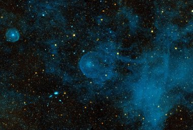 Obraz UV gwiazdy CW Leonis wykonany z sondy GALEX pokazuje niezwykłą powłokę otaczającą gwiazdę.