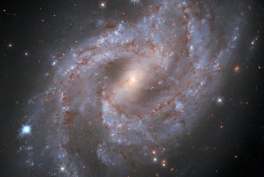 Astronomowie używają jasności absolutnej gwiazd znanych jako supernowe typu IA (jedna z nich jest widoczna tu jako jasnoniebieska kropka, leżąca na lewo od odległej galaktyki spiralnej) do wyznaczania wieku Wszechświata. Nowe kalibracje jasności pobliskich gwiazd mogą pomóc w udoskonaleniu tego rodzaju pomiarów. Źródło: NASA, ESA, J. DePasquale (STScI), M. Kornmesser and M. Zamani (ESA/Hubble), A. Riess (STScI/JHU) and the SH0ES team, and the Digitized Sky Survey
