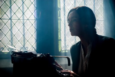 Pisarka nad maszyną do pisania