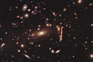Obraz z Kosmicznego Teleskopu Hubble'a pokazujący gromadę galaktyk MACS J1206.