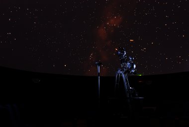 Projektor gwiazd w Planetarium MOA. Źródło: Łukasz Maślaniec (MOA)